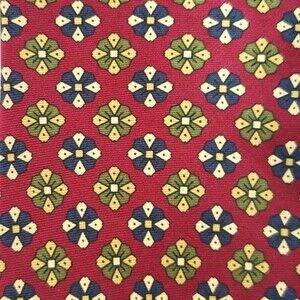 LANDS' END SILK TIE BURGUNDY WITH MEDALLIONS 3.75"